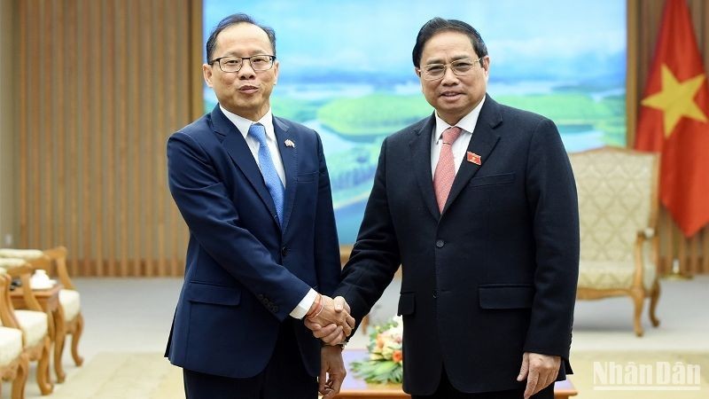Премьер-министр Фам Минь Тьинь и Посол Камбоджи во Вьетнаме Чай Навут. Фото: Чан Хай