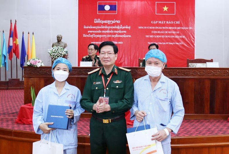 Представитель Военного госпиталя №103 при Военно-медицинской академии Вьетнама вручает пациентам подарки. Фото: Чинь Зунг