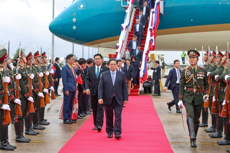Церемония встречи Премьер-министра Фам Минь Тьиня в аэропорту. Фото: Нят Бак
