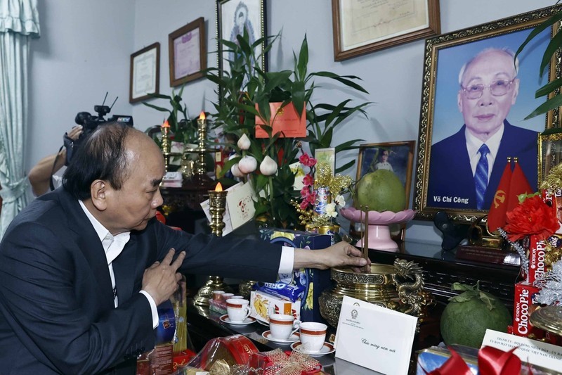 Президент Нгуен Суан Фук зажигает благовония в память о товарище Во Тьи Конге. Фото: ВИА
