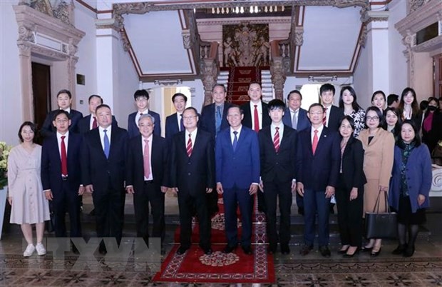 Руководители города Хошимина фотографируются с гонконгской делегацией. Фото: ВИА