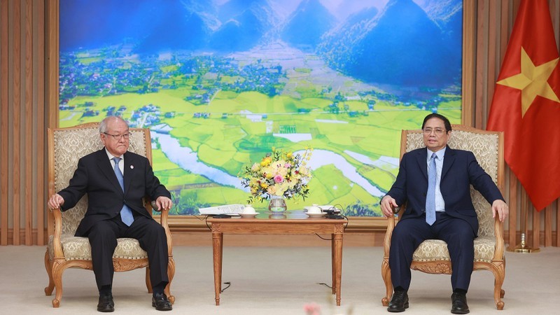 Премьер-министр Фам Минь Тьинь принимает Министра финансов Японии Судзуки Шуничи. Фото: Зыонг Жанг