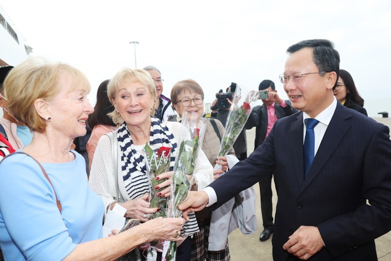 Исполняющий обязанности Председателя Народного комитета провинции Куангнинь Као Тыонг Хюи встречает первых международных туристов.