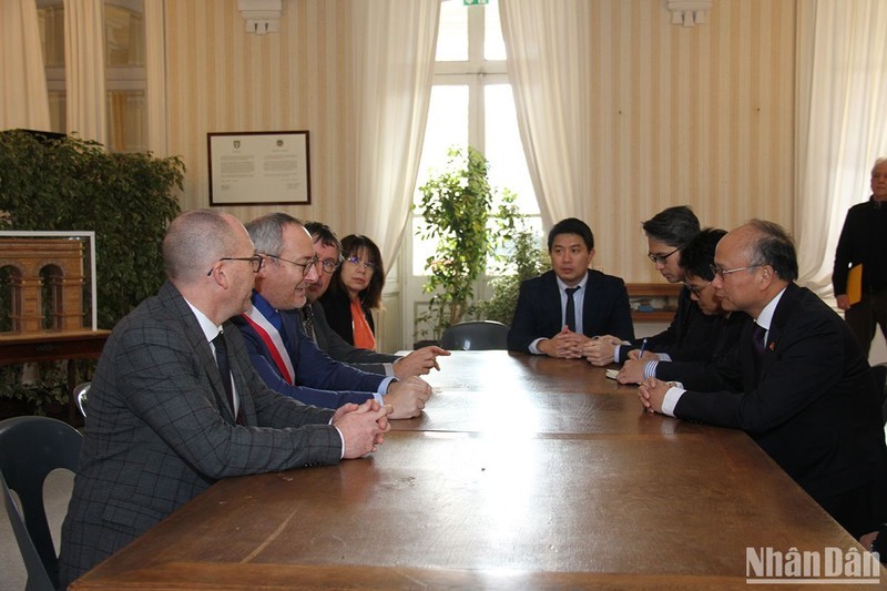 Общий вид встречи представителей Посольства Вьетнама во Франции и руководителей города Сент.