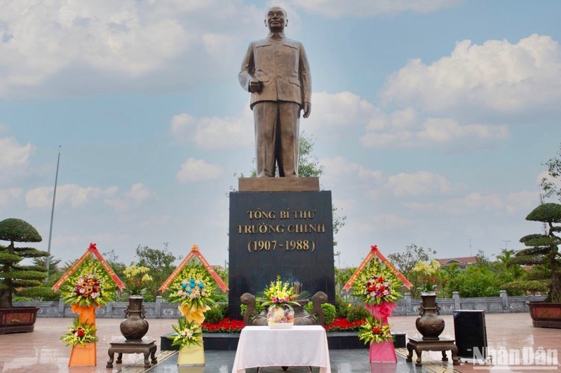 Памятник Генеральному секретарю ЦК КПВ Чыонг Тьиню в уезде Суанчыонг провинции Намдинь.
