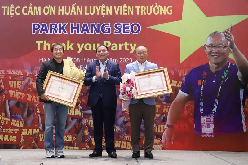 Министр культуры, спорта и туризма награждает тренера Пак Хан Со и его ассистента Ли Ён Джин похвальными грамотами. Фото: VFF