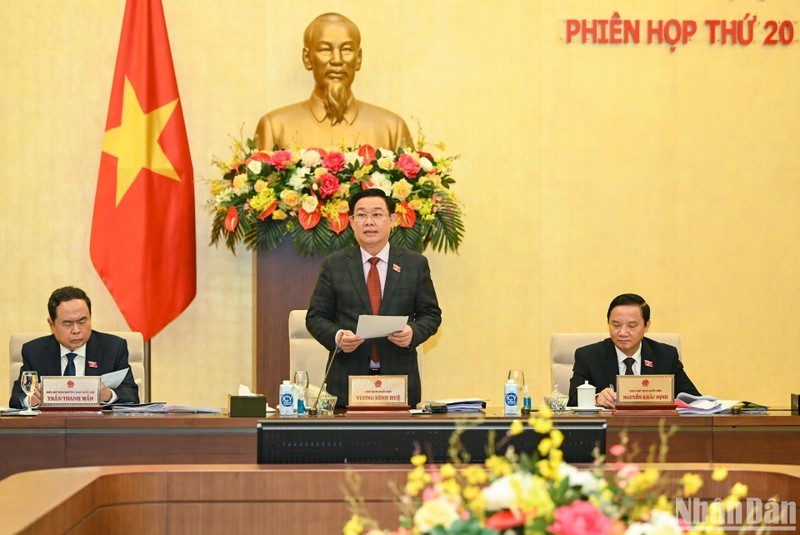 Председатель НС Выонг Динь Хюэ выступает на открытии заседания. Фото: Зюи Линь