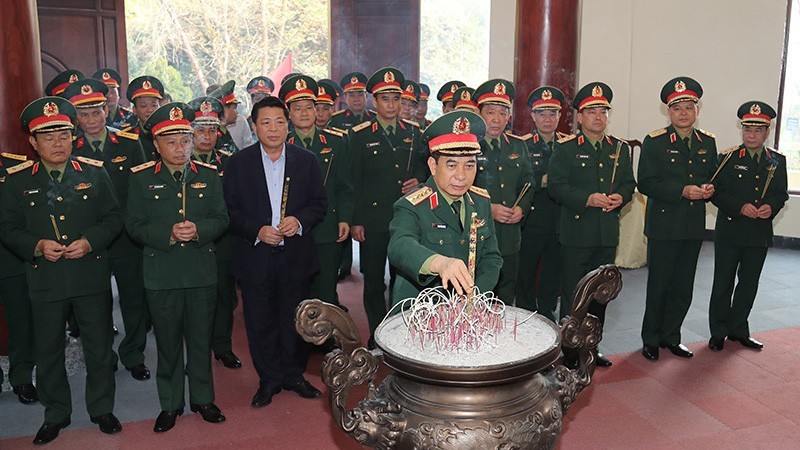 Генерал армии Фан Ван Жанг зажигает благовония в память о генерале армии Во Нгуен Зяпе и 34 бойцах. Фото: Mod.gov.vn