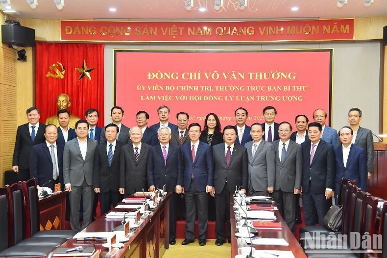 Товарищ Во Ван Тхыонг фотографируется с членами Центрального теоретического совета. Фото: Тхюи Нгуен