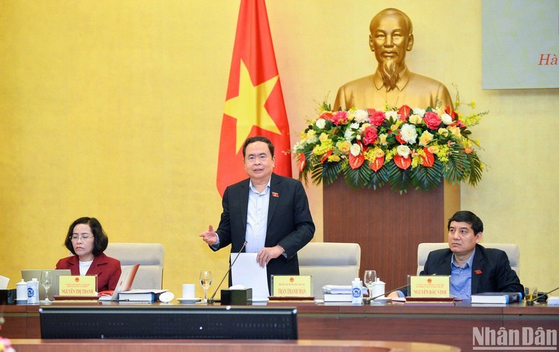 Постоянный заместитель Председателя НС Чан Тхань Ман выступает на сессии.