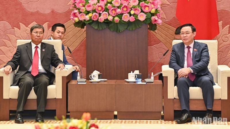 Председатель НС Выонг Динь Хюэ принимает Заместителя председателя НА Лаоса Кхамбая Дамлата. Фото: Зюи Линь