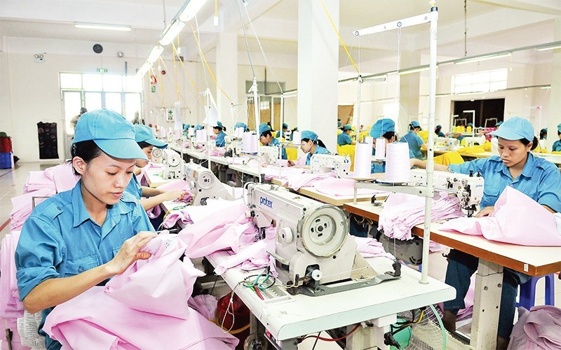 Женщины-швейные рабочие в уезде Жалам (Ханой). Фото: Нгуен Данг