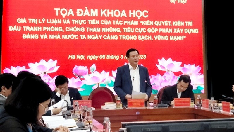 Товарищ Нгуен Суан Тханг выступает на беседе.