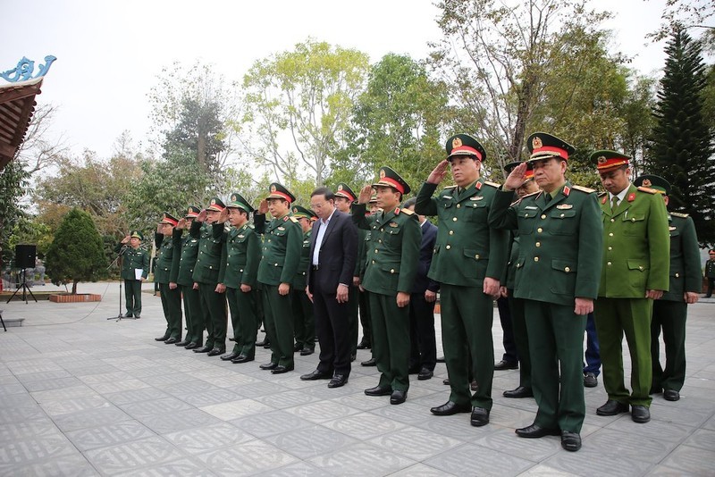 Генерал армии Фан Ван Жанг и рабочая делегация зажигают благовония у Монумента павших бойцов Похен.