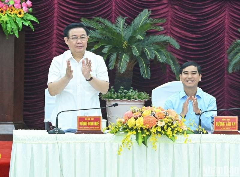 Председатель НС Выонг Динь Хюэ на рабочей встрече с руководителями провинции Биньтхуан. Фото: Зюи Линь