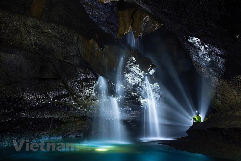 После дождливого сезона дождевая вода просачивается в землю по подземным водным каналам через трещины в скалах и вливается в пещеру, создавая чрезвычайно уникальные подземные водопады.