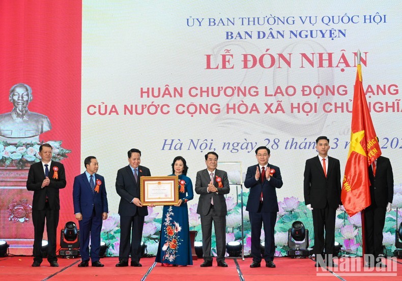 Церемония вручения Ордена Труда II степени Петиционному комитету. Фото: Зюи Линь