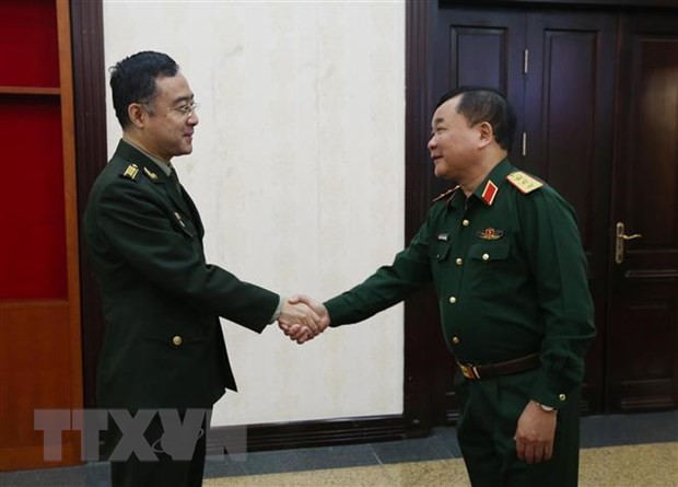 Замминистра обороны Вьетнама генерал-полковник Хоанг Суан Тьиен (справа) принимает Военного атташе Китая во Вьетнаме полковника Пан Тао. Фото: ВИА