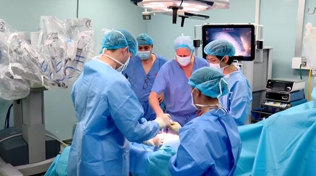 Профессор Алеринг обсудил с врачами больницы Биньзан вопрос установления троакара в роботизированной хирургии рака простаты. Фото: sggp.org.vn