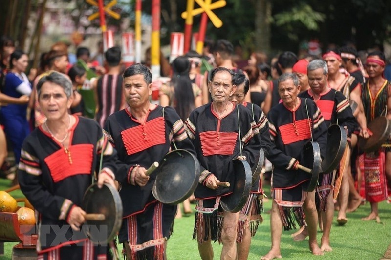Выступление с гонгами на Фестивале Гонгов народности Эде в провинции Даклак.