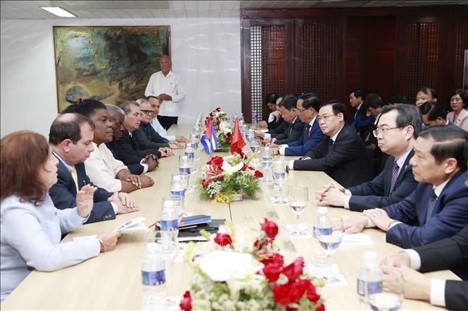Вьетнамская делегация на встрече с руководителями Сантьяго-де-Куба. Фото: ВИА