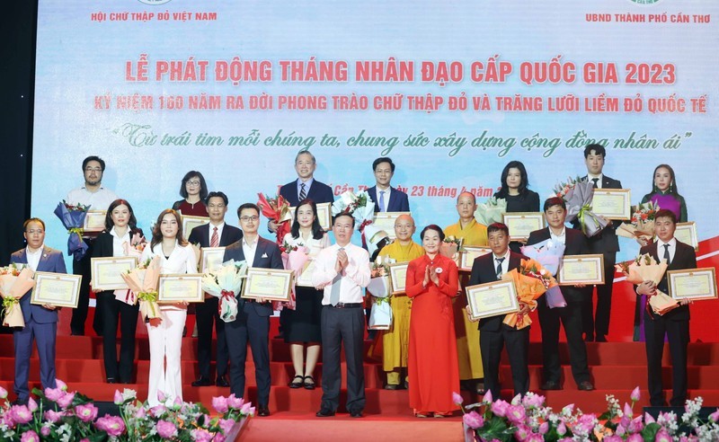 Президент Во Ван Тхыонг фотографируется с делегатами Общества Красного Креста Вьетнама. Фото: ВИА 