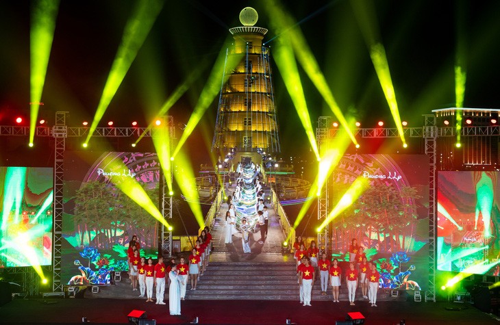 Церемония установления рекорда Гиннеса Вьетнама за самое длинное платье «аозай». Фото: tuoitre.vn
