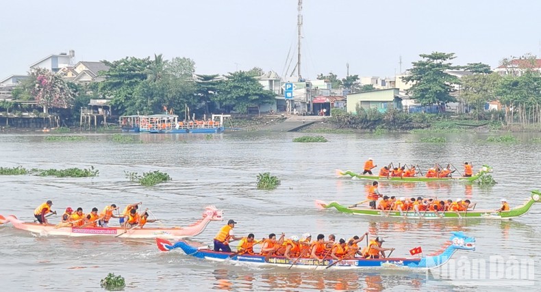 Команды соревнуются на реке Сайгон.