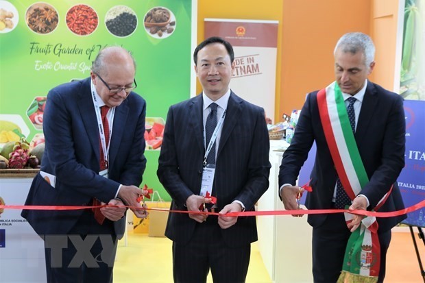 Посол Вьетнама в Италии Зыонг Кхай Хынг (в центре) разрезает ленту для открытия вьетнамского стенда на выставке. Фото: ВИA