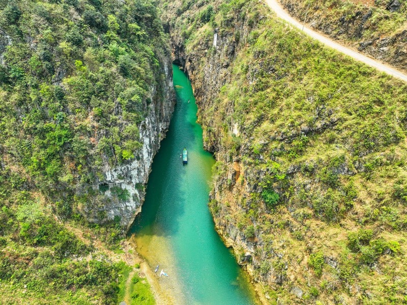 Пропасть Кхаувай известна как «Мини-версия пропасти Тушан», так как здесь также есть две скалы и зеленая река, как и знаменитая пропасть Тушан у подножия перевала Мапиленг.