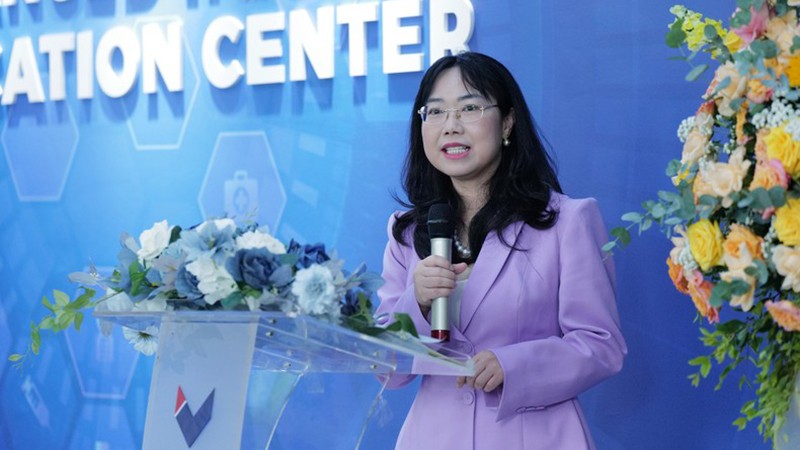 Председатель совета университета VinUniversity Ле Май Лан выступает на церемонии открытия AIEC.