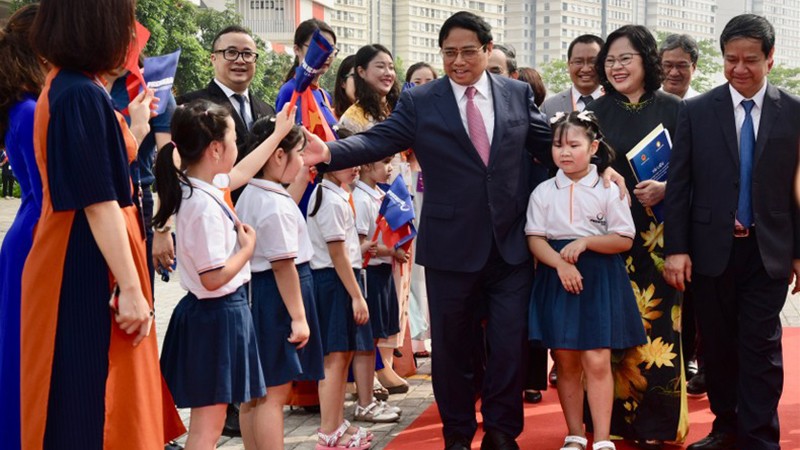 Премьер-министр Фам Минь Тьинь посещает университет Финикаа. Фото: Чан Хай