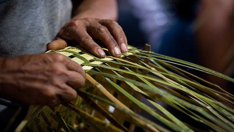 После заточки бамбуковых стеблей в соответствии со стандартами и размерами мастера тщательно их заплетают в короб.