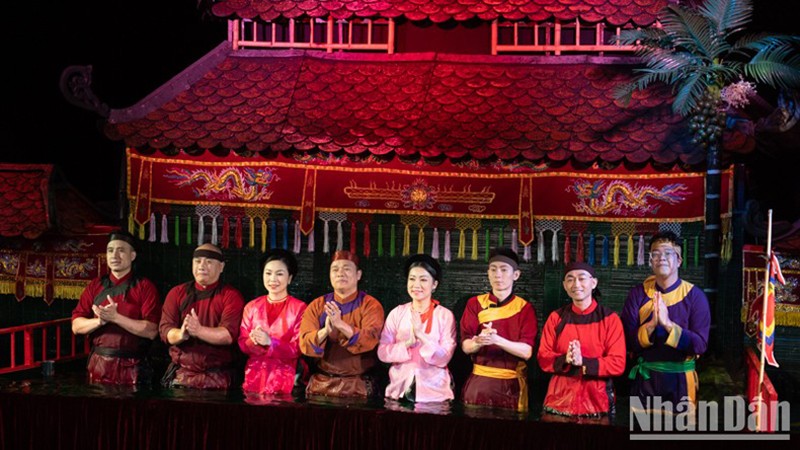 Артисты кукольного театра на воде Тханглонг. Фото: Тхань Тхэ