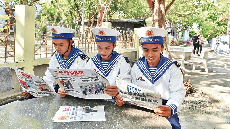 Военнослужащие на архипелаге Чыонгша читают газету «Нянзан». Фото: Данг Кхоа 