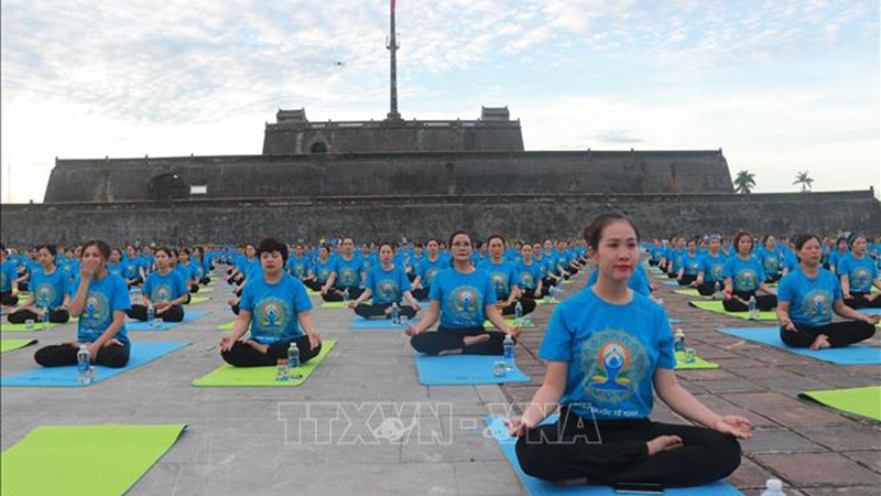 Ансамблевое выступление йоги на площади Нгомон. Фото: ВИА