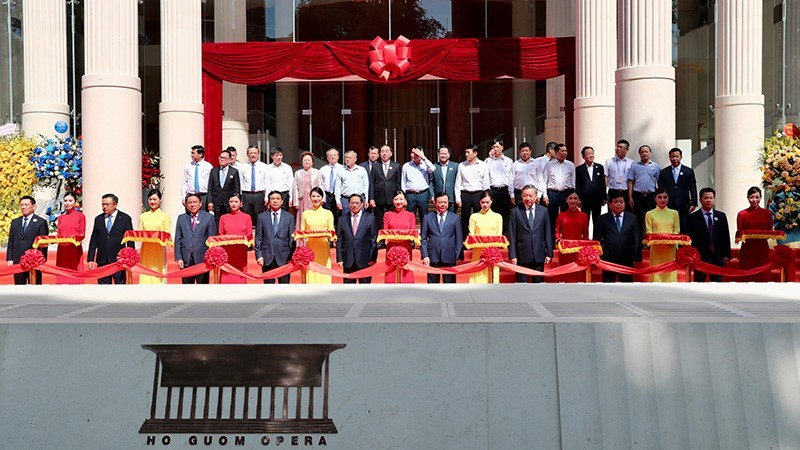 Церемония разрезания красной ленты в знак открытия театра. Фото: Нам Нгуен