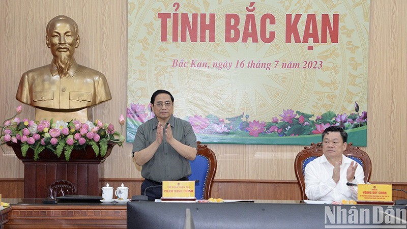 Премьер-министр Фам Минь Тьинь на рабочей встрече с Постоянным бюро Парткома провинции Баккан. Фото: Тхань Жанг