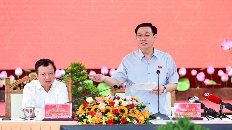 Председатель НС Выонг Динь Хюэ выступает на заседании. Фото: Зюи Линь