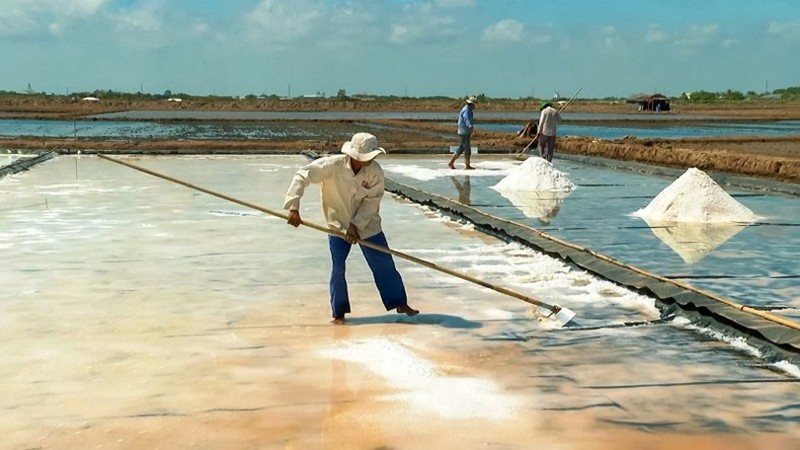 В последние годы соляные фермеры стали применять современную технологию для производства высококачественной соли, расстелив пластиковый брезент на закристаллизованном поле.