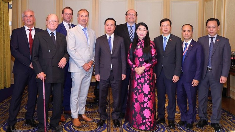 Президент Во Ван Тхыонг фотографируется с представителями Общества австрийско-вьетнамской дружбы и некоторыми австрийскими друзьями. Фото: ВИА