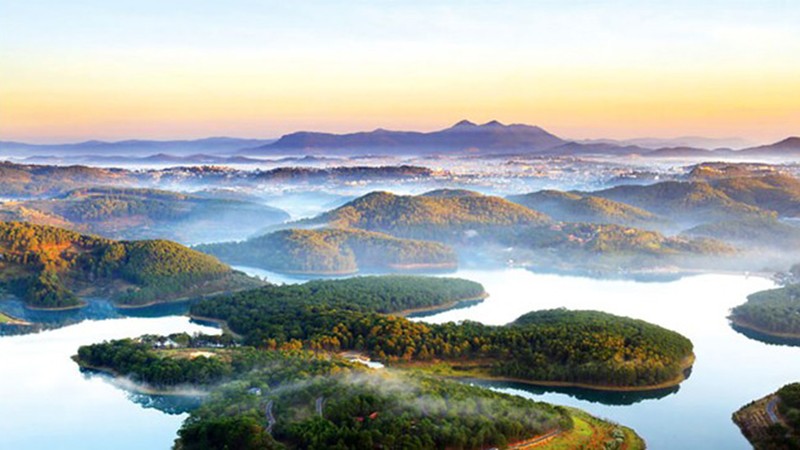 Вид сверху на Национальную туристическую зону озера Туенлам. Фото: tienphong.vn