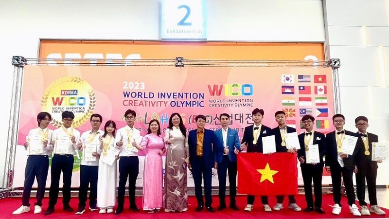 Вьетнамская команда на Всемирной олимпиаде по творчеству и изобретательству в Сеуле.