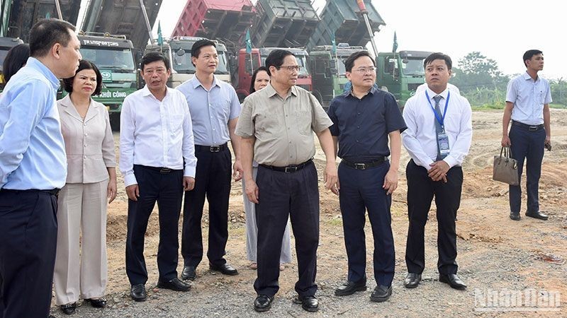 Премьер-министр Фам Минь Тьинь осматривает ход строительства проекта. Фото: Чан Хай