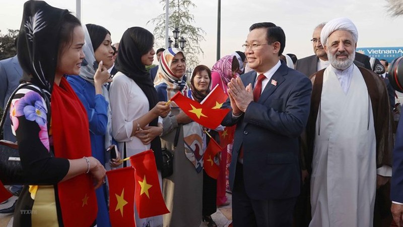 Председатель НС встречается с представителями вьетнамской общины в Иране. Фото: ВИА