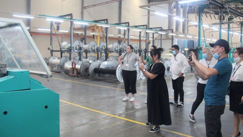 Австралийская делегация посещает вьетнамский текстильный завод.