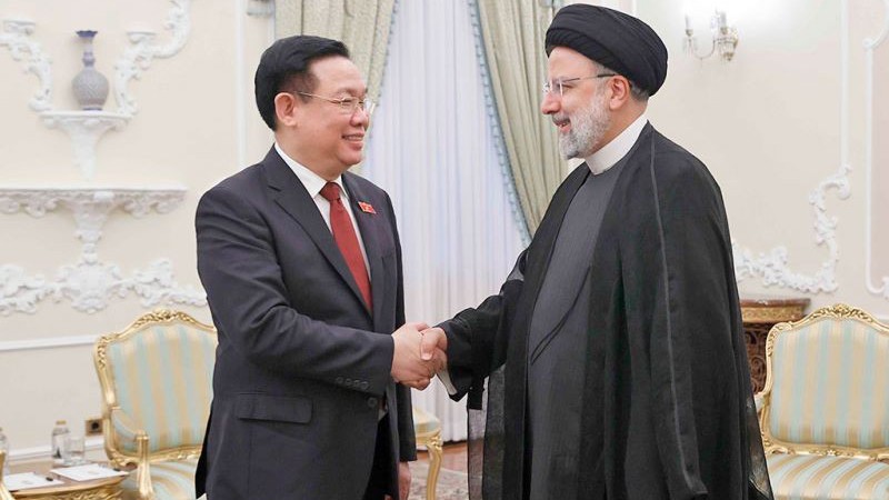 Президент Ирана Эбрагим Раиси приветствует Председателя НС Вьетнама Выонг Динь Хюэ. Фото: ВИА