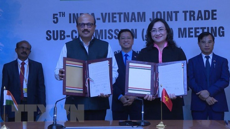 Главы делегаций утвердили и подписали протокол 5-го заседания Совместного торгового подкомитета Вьетнама и Индии. Фото: ВИА