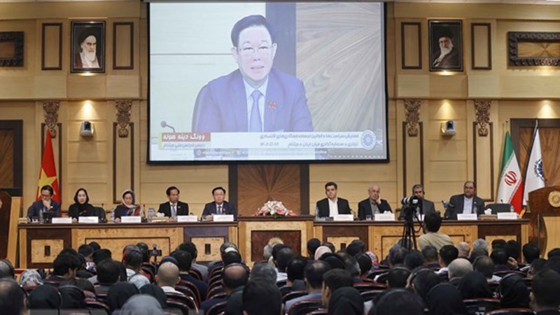 Председатель НС Выонг Динь Хюэ выступает на форуме. Фото: ВИА