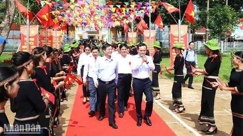 Жители общины Еатул встречают Вице-премьера Чан Лыу Куанга.